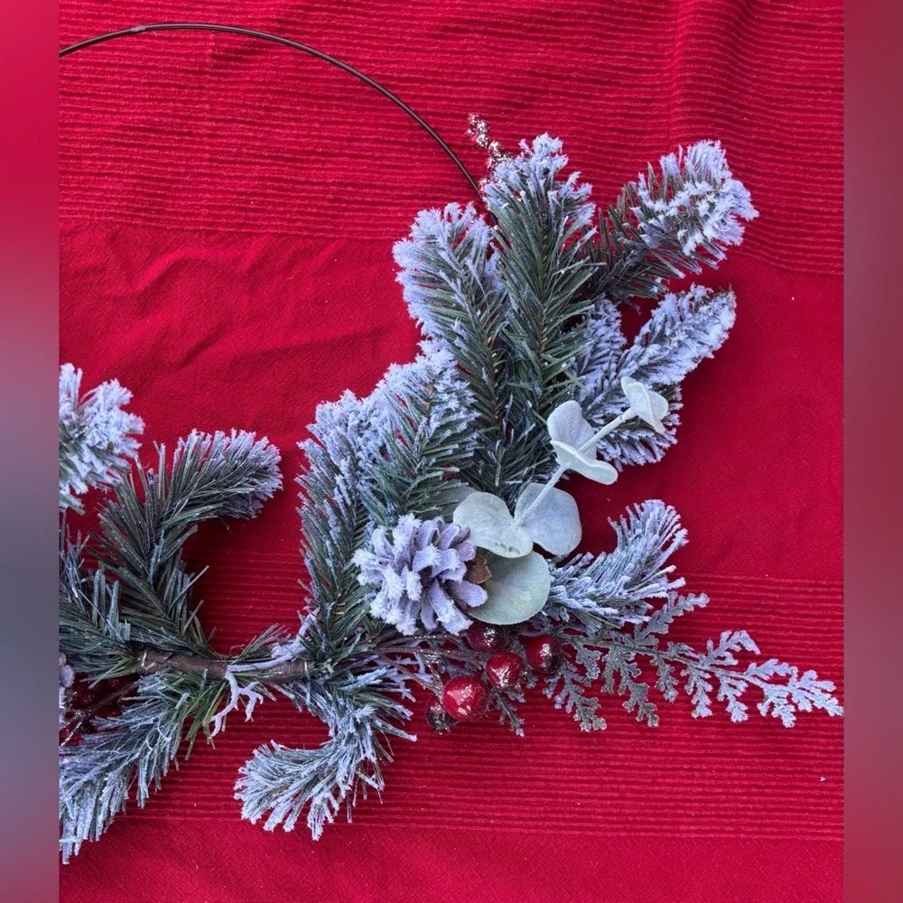 NWOT faux snowy pine, pinecones, & red berry Christmas Xmas wreath